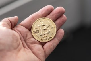 Au café ou pour régler ses impôts, le bitcoin est souvent le bienvenu au Tessin. Considéré comme un terrain d'expérimentation grandeur nature pour la crypto, le canton du sud des Alpes voit s'installer de plus en plus d'établissements grâce au soutien des autorités et rivalise désormais avec Zoug. KEYSTONE/CHRISTIAN BEUTLER